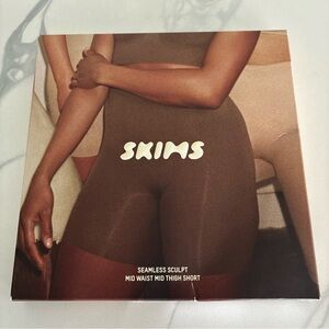 NEW SKIMS SEAMLESS SCULPT MID WAIST MID THIGH SHORT SZ XS  CLAY COLOR